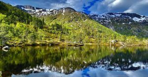 Lagos y Montañas Nevadas de Islas Lofoten y de Islas Vesterålen. Noruega.