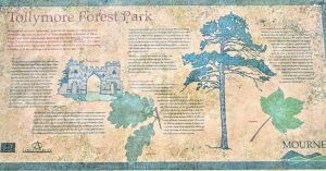 Panel Informativo de Tollymore Forest Park. Irlanda del Norte y Juego de Tronos.
