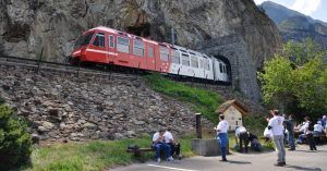 Parada de tren en Les Gorges du Trient. Valais, Suiza.
