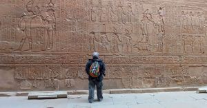 Paredes con Jeroglíficos en el Templo de Edfú. Egipto.