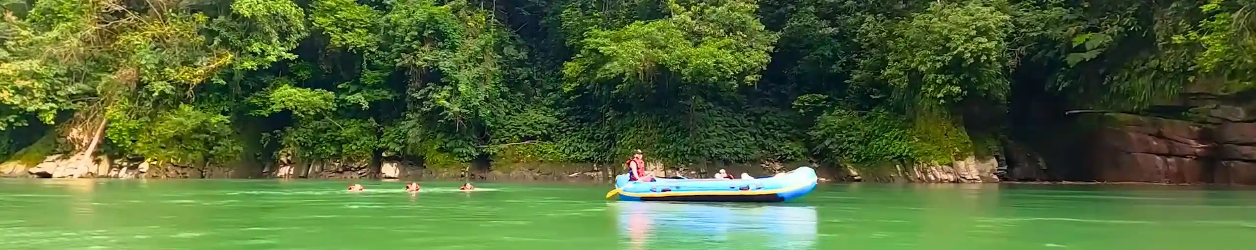 Parque Nacional del Manu. Navegación por el Río Madre de Dios.