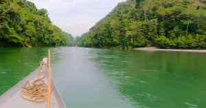 Parque Nacional del Manu. Navegando por el Río Madre de Dios.