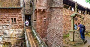 Pasaje Interior del Castillo de Haut-Koenigsbourg. Alsacia, Francia.