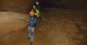 Pasamanos en la Cueva Palomera. Complejo Kárstico de Ojo Guareña. Las Merindades. Burgos, Castilla y León.