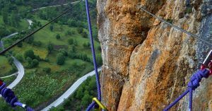 Pasando el Puente Tibetano de la Ferrata de Camaleño. Los Llanos, Picos de Europa. Cantabria.