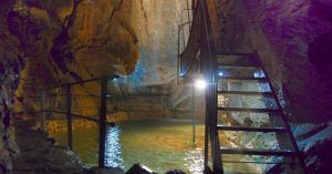 Pasarela del Lago y la Cascada de la Cueva de las Hadas. Grotte Aux Fées. St. Maurice. Valais. Suiza.