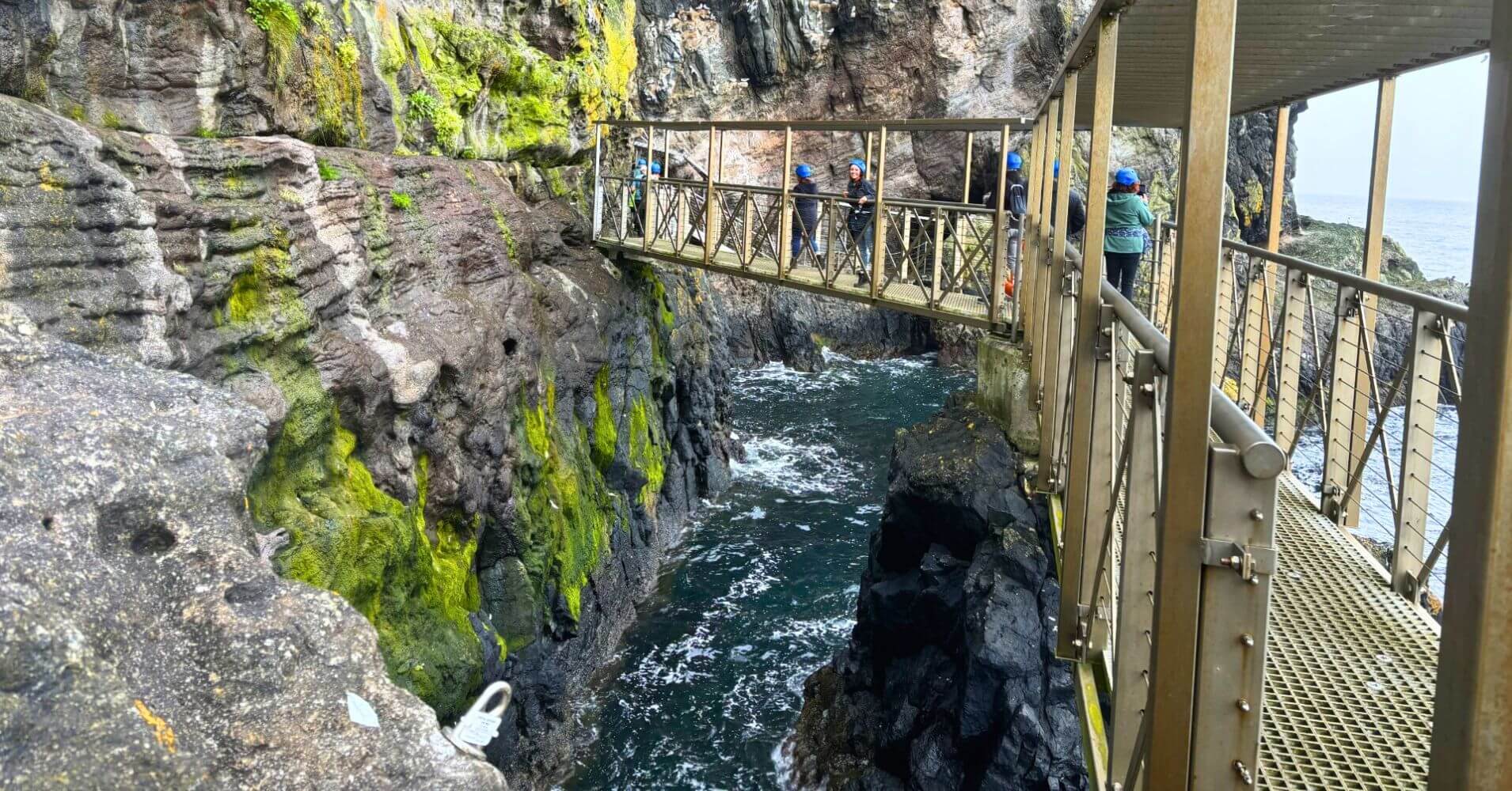 Pasarelas y Acantilados de Gobbins Cliff Path. Irlanda del Norte.