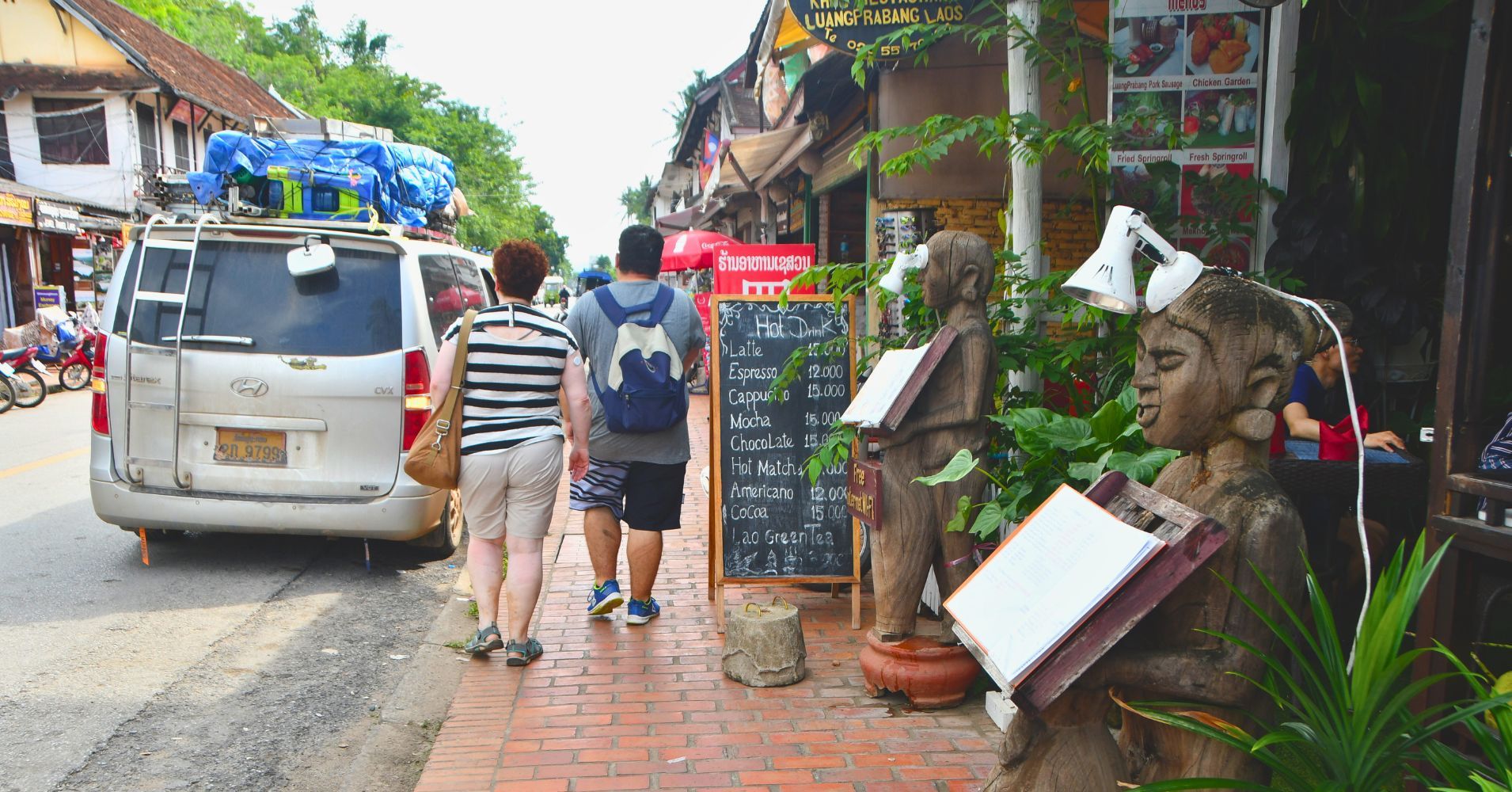 Paseando por la Calle Sisavangvong Road en Luang Prabang.