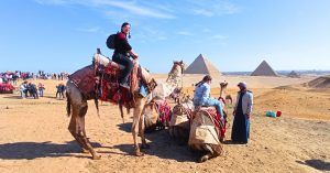Paseo en Camello en las Pirámides de Guiza, Egipto.