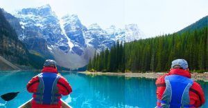 Paseo en Canoa por el Lago Moraine. Parque Nacional de Banff, Alberta. Canadá.