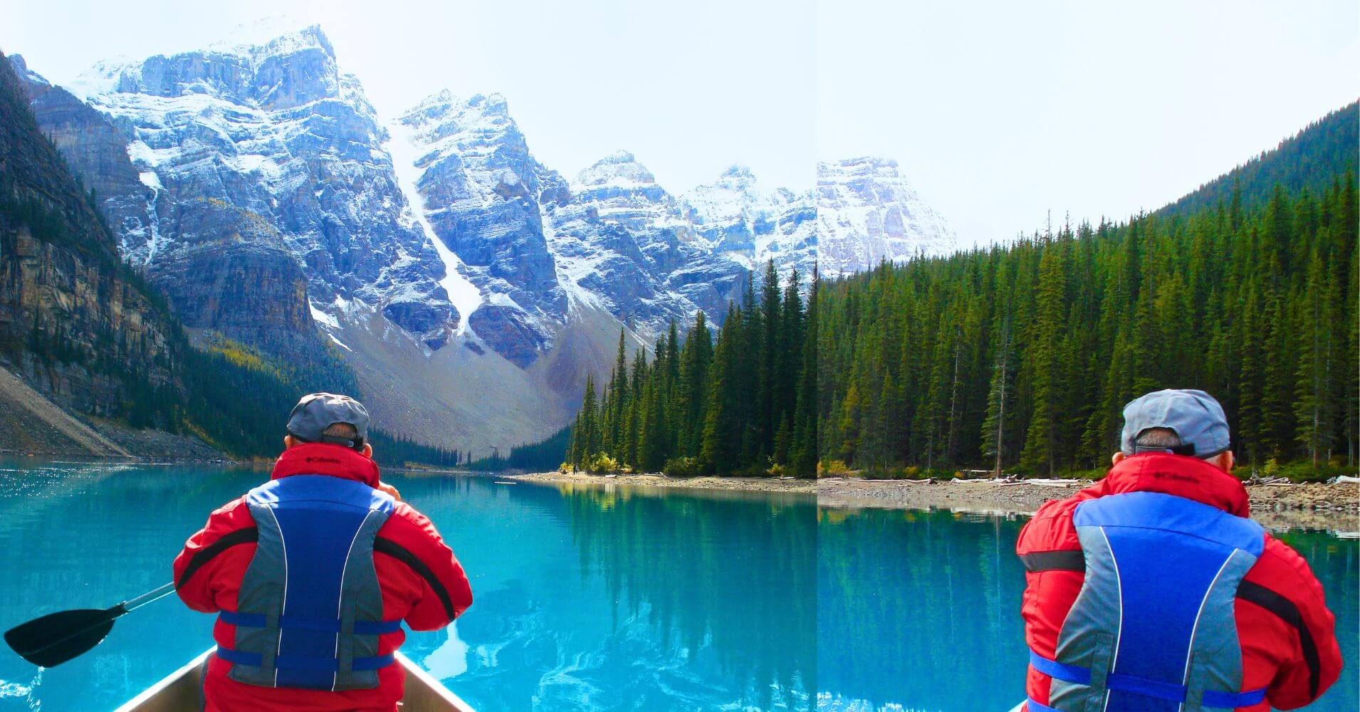 Paseo en Canoa por el Lago Moraine. Parque Nacional de Banff, Alberta. Canadá.