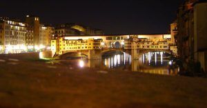 Paseo Nocturno por el Puente Vecchio. Cinco días en Florencia. Toscana, Italia.