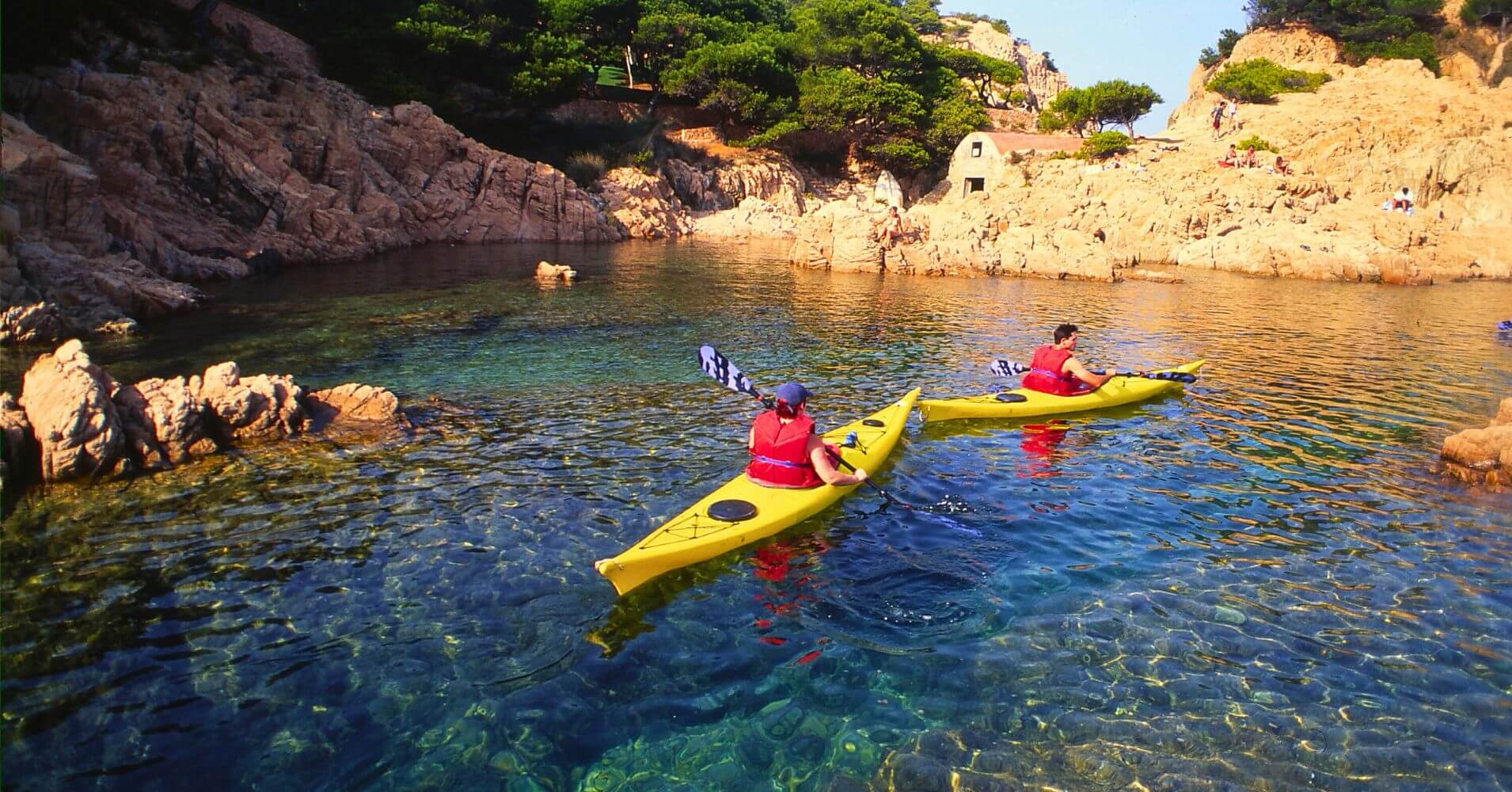 Paso de los Pinos en Kayak. Tamariu, Costa Brava. Gerona.