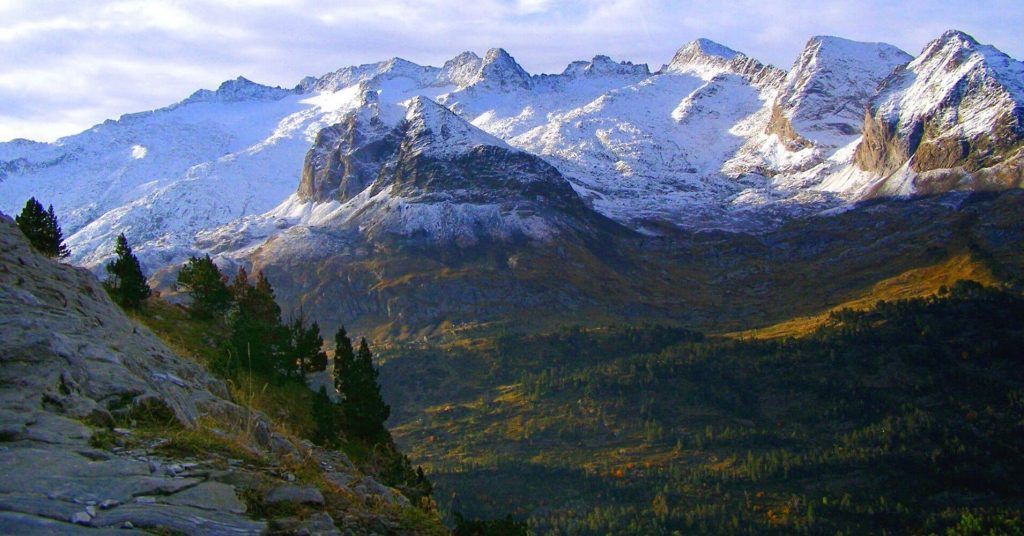 Picio Aneto y Bosque de Cregüeña, Huesca. Aragón. Picio Aneto y Bosque de Cregüeña, Huesca. Aragón.