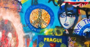 Pintadas en el Muro de John Lennon. Praga.