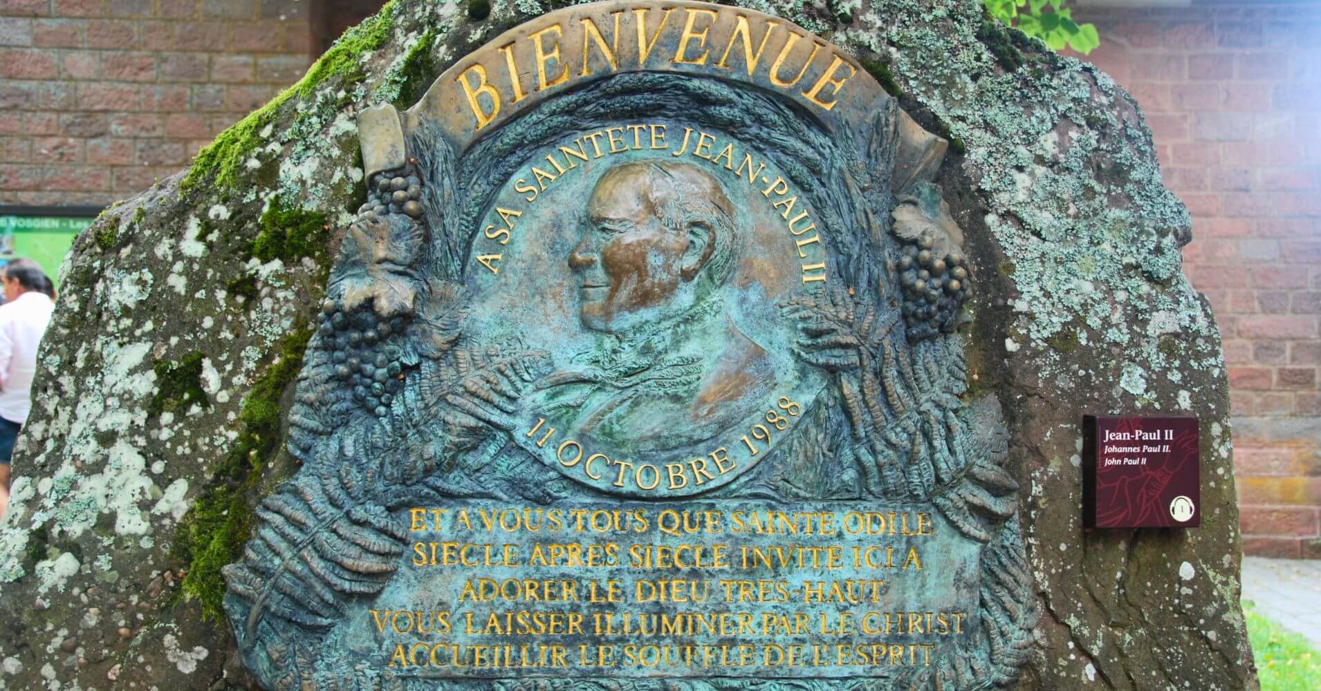 Placa Conmemorativa de Jean-Paul II. Abadía de Hohenburg. Monte Santa Odilia, Alsacia.