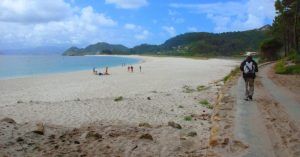 Playa das Rodas. Acercamiento al Camping, Acampada en Islas Cíes, Pontevedra. Galicia.