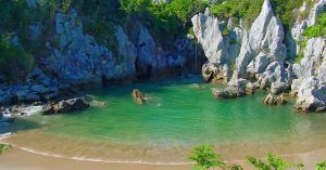 Playa de Gulpiyuri, Naves. Asturias.