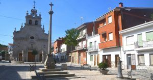 Plaza de la Iglesia de El Tiemblo. Ávila, Castilla y León.