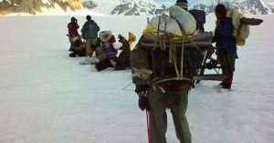 Porteadores del Trekking Glaciar Biafo Hisper. Valle de Baltistán. Askole, Hisper Nagar, Cordillera Karakorum. Skardú, Pakistán.