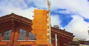 Poste de Direcciones de Cinco Lagos de Zermatt. Suiza.