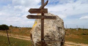 Poste de Indicaciones Ferrata del Camorro Bajo o Escaleruela. Antequera, Málaga.