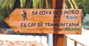 Poste Indicador a la Cueva del Moro. Sa Cova des Moro. Isla de Dragonera, Islas Baleares.