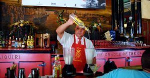 Preparación del Cóctel Daiquiri en La Floridita. La Habana, Cuba.
