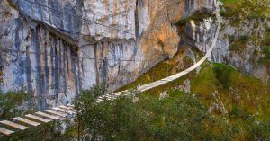 Puente Colgante de la Ferrata de la Hemida. Picos de Europa, Cantabria.