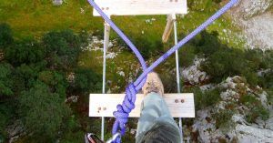 Puente en la Vía Ferrata de la Hemida. Picos de Europa, Cantabria.