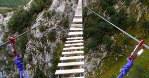 Puente del Diosau en la Vía Ferrata de la Hemida. Picos de Europa, Cantabria.