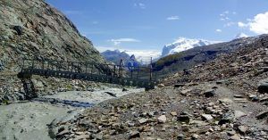 Puente en el Matterhorn Glacier Trail. Sendero de los Glaciares. Zermatt, Suiza.