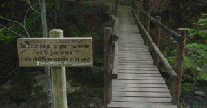 Puente en la Ruta del Nacedero del Río Urederra. Baquedano, Navarra.