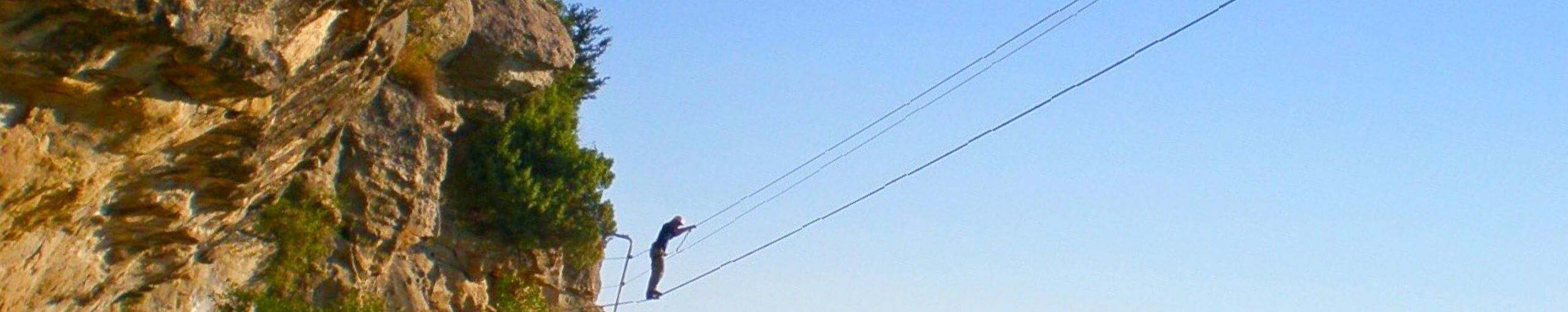 Puente Nepalí. Ferrata les Baumes Corcades. Centelles, Barcelona.