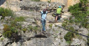 Puente Tibetano en la Ferrata de Liaucous. Aveyron, Occitania. Francia.