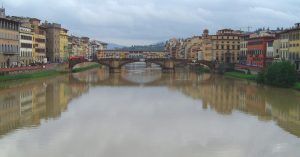 Puentes de la Trinidad y Vecchio. Florencia. Toscana, Italia.