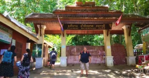Puerta de Entrada del Parque Acuático Kuang Si. Laos.