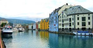 Puerto de Ålesund y el Art Nouveau en Noruega.