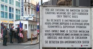 Puesto Fronterizo Checkpoint Charlie. Berlín, Alemania.