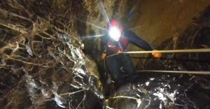 Rapelando en el Paso de la 'M'. Espeleobarranquismo Cueva de Valporquero. Vegacervera, León. Castilla y León.