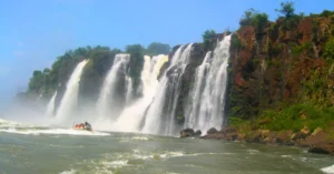 Rápidos del Río Iguazú en Lancha Rápida.