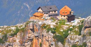 Refugio de Tucket, Ferrata Sendero de Sosat. Dolomitas de Breta. Madona di Campiglio. Trento, Trentino Alto Adigio. Italia.