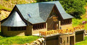 Refugio del Fornet en El Valle de Bonabe. Parque Natural de Alto Pirineu. Alos d' Isil, Lérida, Cataluña.