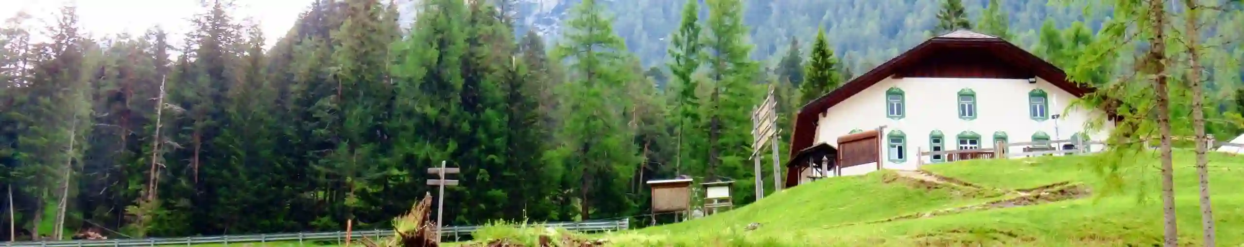 Refugio e Iglesia de Ospitale. Cortina d' Ampezo. Véneto. Italia.