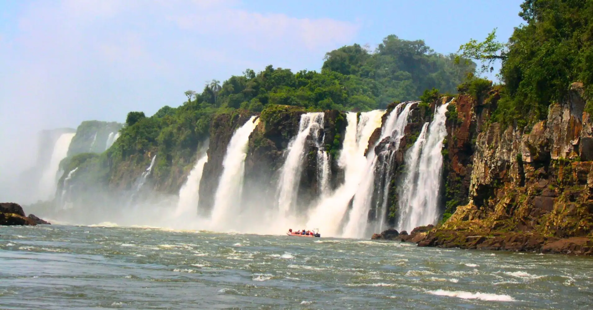 Remontando el Río Iguazú en Lancha Rápida.