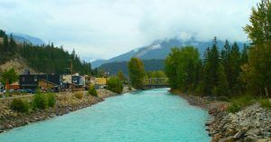 Río Kicking Horse Golden, Parque Nacional Kootenay. Canadá.