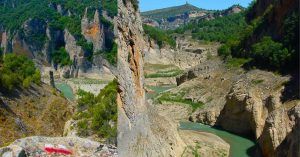 Río Noguera Ribagorzana Camino del Embalse de Canelles. Lérida, Cataluña.