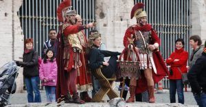 Romanos en el coliseo. Roma, Lacio. Italia.