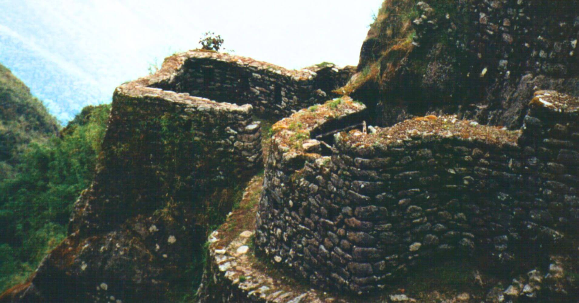 Ruinas de Sayacmarca 3600 metros. Ruta Inca del Machu Picchu. Perú.