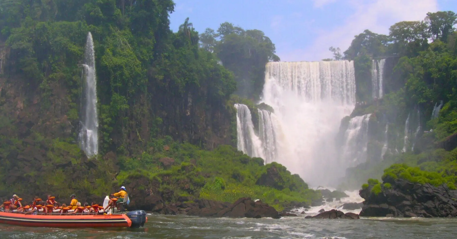 Rumbo a las Cataratas de Iguazú en Lancha Rápida.